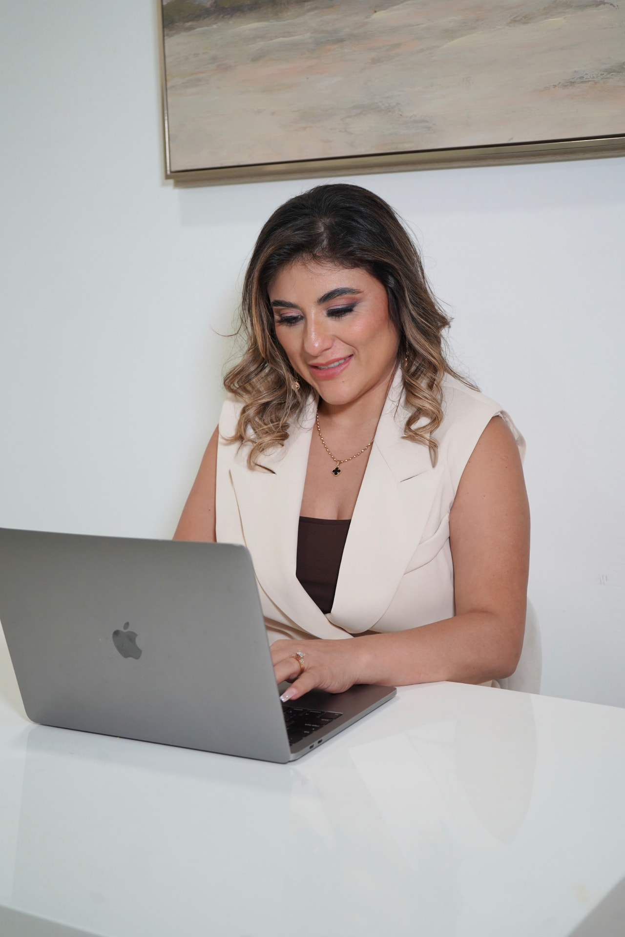 Paula Corredor trabajando en su computador